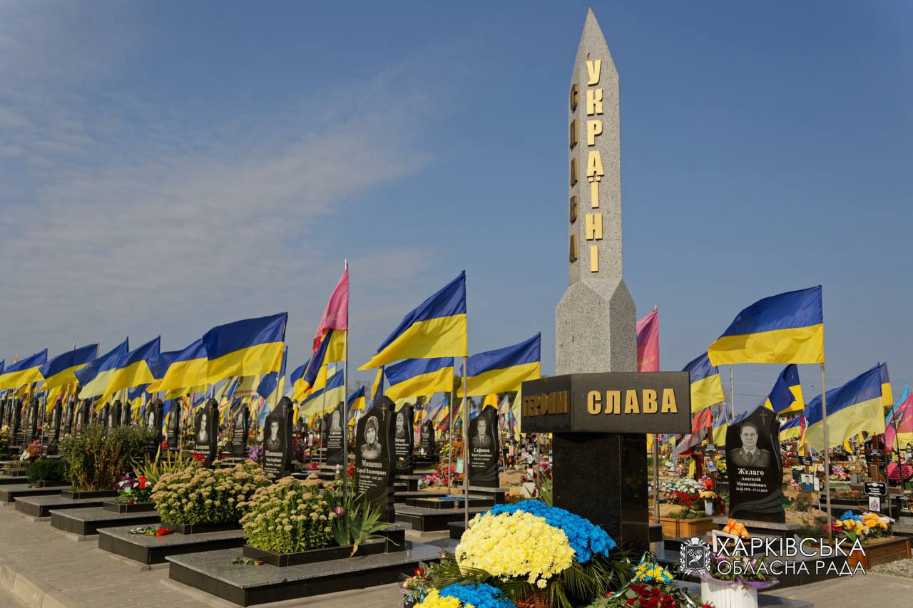 Родичі загиблих захисників та захисниць відтепер можуть отримати до 30 тисяч гривень компенсації за встановлення памʼятних знаків