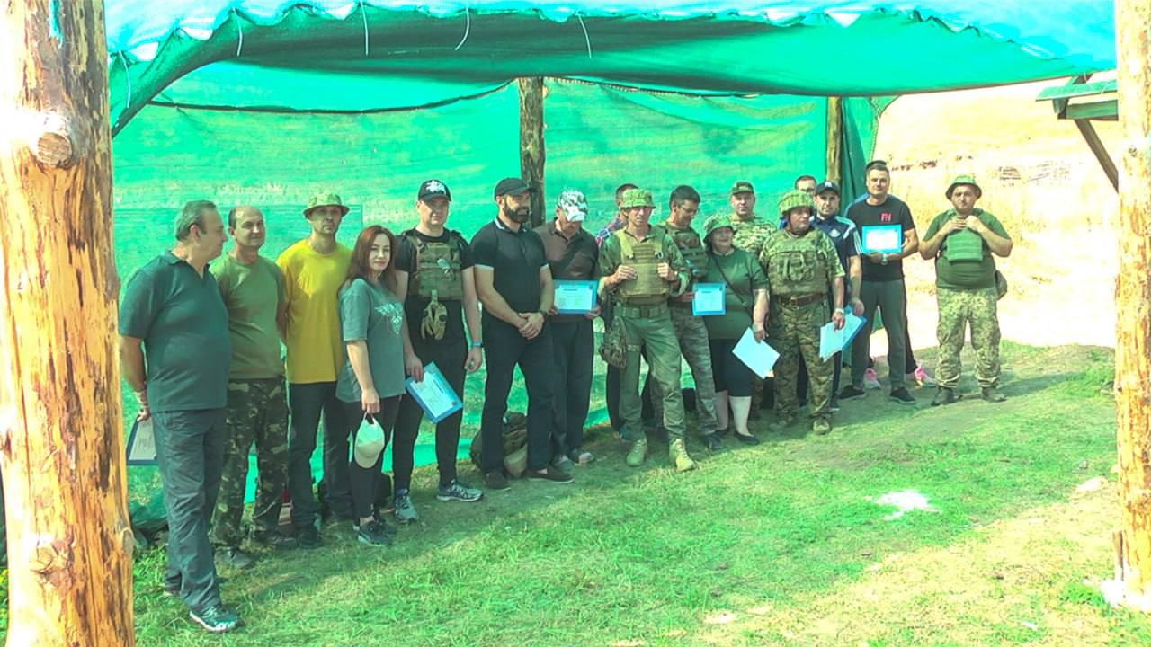 Знання з військової справи, тактичної медицини, міжнародного гуманітарного права та інших дисциплін: Понад 300 жителів області пройшли вишкіл в Обласному центрі підготовки населення до національного спротиву