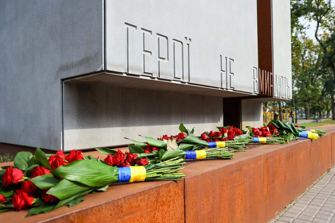 Тетяна Єгорова-Луценко взяла участь у церемонії покладання квітів до Меморіалу Захисників у Харкові