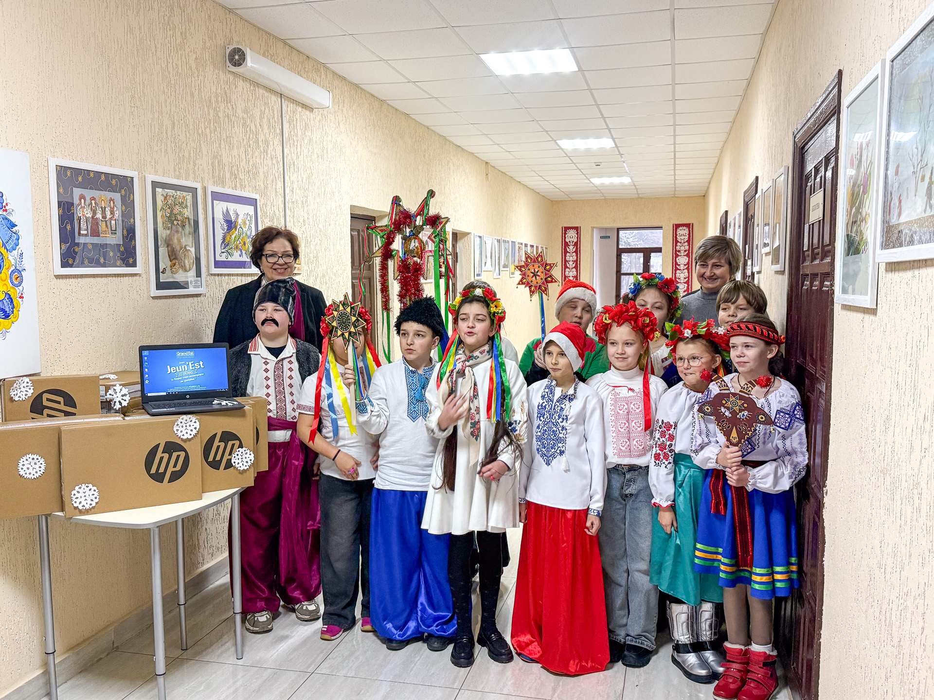 Учні Комунального закладу «Люботинський мистецький ліцей «Дивосвіт» Харківської обласної ради отримали ноутбуки, сучасну техніку та освітній центр «Вулик»